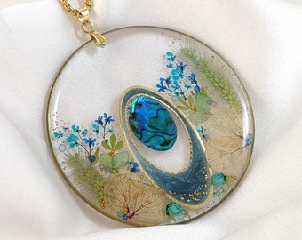 Collana lunga con pendente artigianale impreziosito da pietra in abalone, fiori veri pressati grigi e azzurri e foglia oro, collana etnica