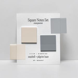 Può includere: Un set di post-it quadrati nei colori conchiglia e bruma del pellegrino. I post-it misurano 3 x 3 cm e sono trasparenti. Il testo sulla scheda recita "Square Notes Set" e "transparent". Il set include 30 fogli ciascuno.