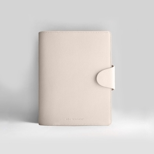 Könnte beinhalten: Ein hellbeiger Lederplaner mit Klappenverschluss und dem geprägten Text "My Roadmap" auf der Vorderseite.