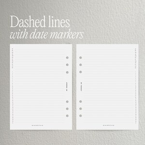 Può includere: Due pagine bianche di pianificazione con linee tratteggiate e indicatori di data. Le pagine hanno fori preforati per la rilegatura. Il testo "Dashed lines with date markers" è nella parte superiore dell'immagine.