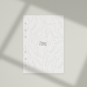 Könnte beinhalten: Ein hellgrauer Planereinsatz mit einem Muster aus stilisierten menschlichen Figuren in einem durchgehenden Liniendesign. Der Text "Obsession is essential to creativity" ist in einer Schriftart geschrieben. Der Einsatz hat vorgestanzte Löcher zum Binden.