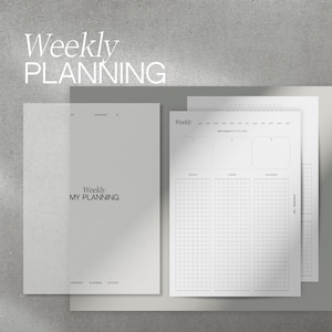 Op de afbeelding: Een minimalistische weekplanner met de tekst "Weekly Planning" bovenaan. De planner bevat een omslag met de tekst "Weekly My Planning" en pagina's voor wekelijkse en dagelijkse doelen. Het kleurenschema is neutraal, met grijstinten en wit.