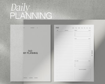 Könnte beinhalten: Ein minimalistischer Tagesplaner mit den Worten "Daily PLANNING" oben. Der Planer enthält Abschnitte für Zeit, Zeitpläne, Prioritäten, To-Do-Listen und Notizen. Auf dem Cover steht "Daily MY PLANNING". Das Farbschema ist neutral, mit Grau- und Weißtönen.