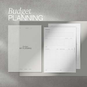Może przedstawiać: Minimalistyczny zestaw do planowania budżetu, zawierający notatnik i arkusze finansowe. Notatnik zawiera tekst "Budget MY PLANNING" i "Budget PLANNING" w stylowej czcionce. Arkusze finansowe zawierają sekcje dotyczące dochodów, wydatków i celów. Schemat kolorów jest neutralny.