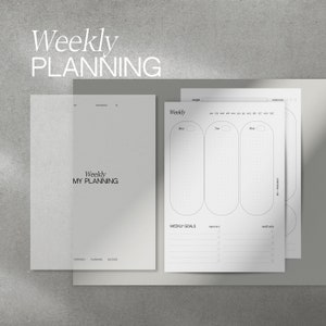 Könnte beinhalten: Ein minimalistischer Wochenplaner mit den Worten "Weekly PLANNING" oben. Der Planer enthält Seiten für die tägliche Planung, Zielsetzung und Notizen. Das Design ist sauber und modern, mit Fokus auf Funktionalität und Organisation.