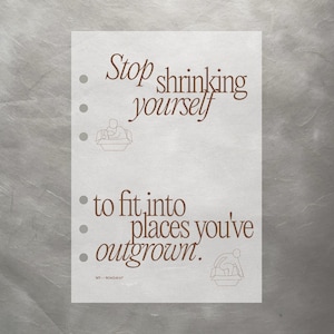 Könnte beinhalten: Ein weißes Papier mit braunem Text, der lautet: "Stop shrinking yourself to fit into places you've outgrown." Das Papier hat ein minimalistisches Design mit Aufzählungszeichen und kleinen Illustrationen.
