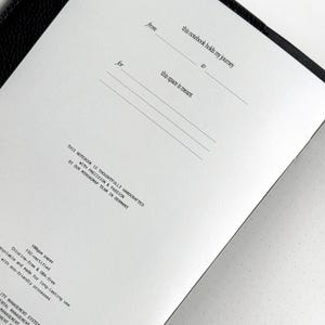 K&ouml;nnte beinhalten: Offenes Notizbuch mit linierten Seiten und Punktrasterseiten. Das Notizbuch tr&auml;gt die Aufschrift "from", "for", "this notebook holds my journey" und "this space is meant". Es wurde mit Pr&auml;zision und Leidenschaft vom MyRoadmap-Team in Deutschland gefertigt.