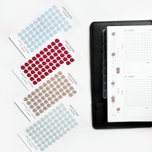 Peut inclure: Quatre feuilles d'autocollants transparents en forme de goutte dans différentes couleurs : sel marin, bordeaux, macchiato latte et menthe pâle. Chaque feuille contient 60 autocollants et le texte "DROP STICKERS transparent" est imprimé sur chaque feuille. Les autocollants sont disposés en grille.