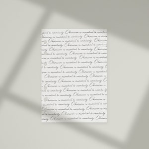 Könnte beinhalten: Ein weißer Druck mit dem sich wiederholenden Text "Obsession is essential to creativity" in handschriftlicher Schrift. Der Druck hat einen Schatten auf der rechten Seite, der dem Design Tiefe verleiht. Die Gesamtästhetik ist minimalistisch und künstlerisch.