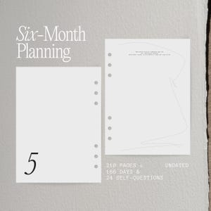 Könnte beinhalten: Ein Planer mit dem Text "Six-Month Planning" oben. Die Zahl "5" ist unten links aufgedruckt. Der Planer enthält 210 Seiten, 186 Tage und 24 Selbstfragen. Das Wort "UNDATED" ist ebenfalls aufgedruckt.