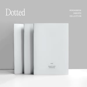 Puede incluir: Tres cuadernos blancos se muestran sobre un fondo gris. La palabra "Dotted" está escrita en cursiva en la parte superior izquierda. El texto "MYROADBOOK INSERTS COLLECTION" está a la derecha. El cuaderno inferior tiene el texto "dotted designed & crafted by MyRoadmap".