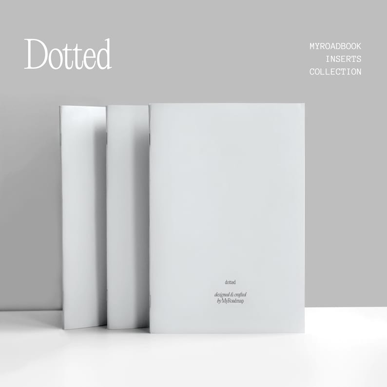 K&ouml;nnte beinhalten: Drei wei&szlig;e Notizb&uuml;cher vor grauem Hintergrund. Das Wort "Dotted" steht in Schreibschrift oben links. Rechts steht der Text "MYROADBOOK INSERTS COLLECTION". Auf dem unteren Notizbuch steht "dotted designed & crafted by MyRoadmap".