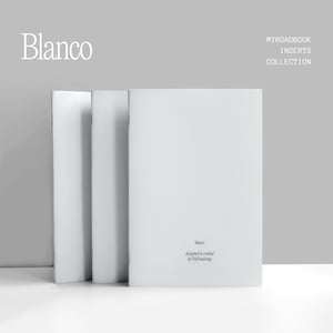 Może przedstawiać: Trzy białe notatniki są wyświetlane na szarym tle. Słowo "Blanco" znajduje się w lewym górnym rogu. Tekst "MYROADBOOK INSERTS COLLECTION" znajduje się po prawej stronie. Z tyłu notatnika znajduje się napis "Blanco, designed & crafted by MyRoadmap."