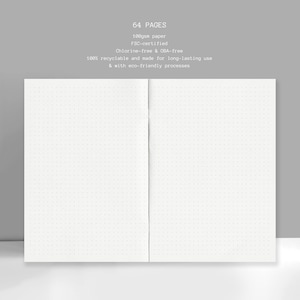 K&ouml;nnte beinhalten: Offenes Notizbuch mit Punktrasterseiten. Der Text oben lautet: 64 Seiten, 100 g/m&sup2; Papier, FSC-zertifiziert, chlorfrei & OBA-frei, 100 % recycelbar und f&uuml;r den dauerhaften Gebrauch hergestellt & mit umweltfreundlichen Verfahren.