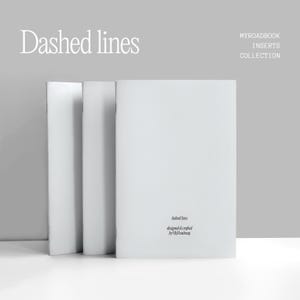 Può includere: Tre quaderni bianchi sono esposti su uno sfondo grigio. I quaderni sono vuoti, con le parole "Dashed lines" in alto e "MYROADBOOK INSERTS COLLECTION" a destra. Il quaderno in basso ha il testo "dashed lines designed & crafted by MyRoadmap".