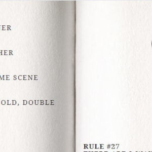 K&ouml;nnte beinhalten: Ein Schwarzwei&szlig;bild einer Liste von Regeln mit dem Titel "Gibbs' Rules" und dem Akronym "NCIS" unter dem Titel. Die Regeln sind nummeriert und beinhalten S&auml;tze wie "Verrat niemals deinen Partner" und "Trage immer Handschuhe am Tatort."