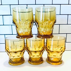 Zestaw pięciu szklanych szklanek Amber Anchor Hocking Georgian Honeycomb Thumbprint do soku, MCM, szkło vintage, bursztynowo-żółto-pomarańczowe szklanki do picia