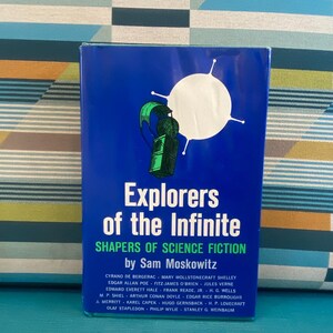Puede incluir: Un libro antiguo titulado "Explorers of the Infinite" de Sam Moskowitz. La portada es azul vibrante con texto blanco y una ilustración verde y negra. El libro enumera autores como Edgar Allan Poe y Jules Verne.