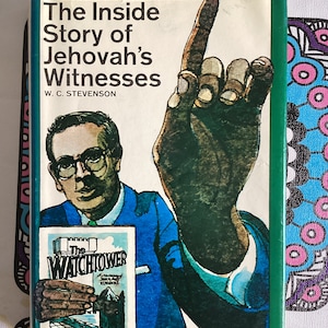 La storia interna dei Testimoni di Geova. Prima edizione americana. Libro con copertina rigida del 1967 di W. C. Stevenson. Ottima recensione da collezione.