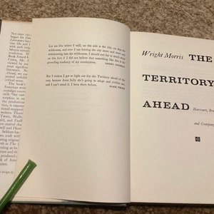 1957 "EL TERRITORIO QUE NOS PRESENTA" Por Wright Morris. Primera edición, libro de tapa dura. Libro antiguo poco común. [Muy bueno]
