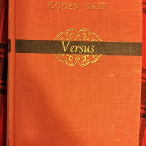 1946 „VERSUS” NASH OGDEN. Pierwsze wydanie. Powieść z połowy wieku. Rzadka. Książka w twardej oprawie. [Vintage 1940s].