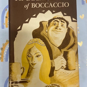 Może przedstawiać: Okładka książki zatytułowanej "Dekameron Boccaccia". Okładka przedstawia ilustrację mężczyzny i kobiety w średniowiecznym otoczeniu. Mężczyzna jest ubrany w brązową szatę i ma brodę. Kobieta jest ubrana w białą suknię i koronę. Oboje trzymają kubki.