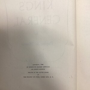 以下が含まれることがあります： テキストが書かれた開いた本のページ。テキストは上部に「THE KING'S GENERAL」と書かれており、1946年のDaphne du Maurier Browningによる著作権情報が記載されています。The Country Life Press, Garden City, N. Y. によって米国で印刷されました。