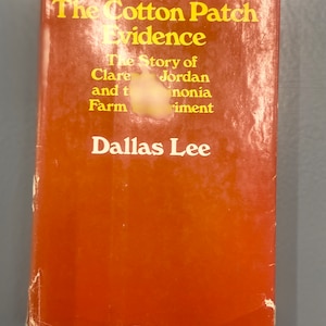 Puede incluir: Un libro rojo con el título "The Cotton Patch Evidence" y el subtítulo "The Story of Clare Jordan and the Farm Experiment". El autor es Dallas Lee.