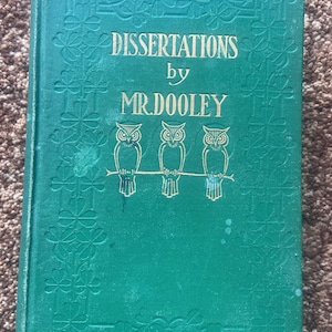 Op de afbeelding: Een groen boek met een gouden reliëftitel "DISSERTATIONS by MR DOOLEY" en drie uilen die op een tak zitten.