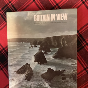 1965 &quot;BRITAIN IN VIEW&quot; Produced for the National Trust By Kodak Limited. Hardcover Picture Collection.