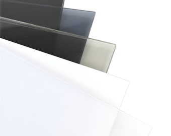 Op de afbeelding: Vier vellen doorzichtig plastic in verschillende grijstinten, van donker naar licht.