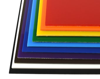 Op de afbeelding: Een stapel kleurrijke acrylplaten in regenboogvolgorde, van rood tot zwart. De platen zijn op elkaar gestapeld, waardoor een verloop-effect ontstaat.
