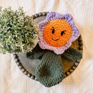 Flower plushie, crochet flower, amigurumi crochet, flower, flower friend, flower snuggler