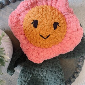 Flower plushie, crochet flower, amigurumi crochet, flower, flower friend, flower snuggler