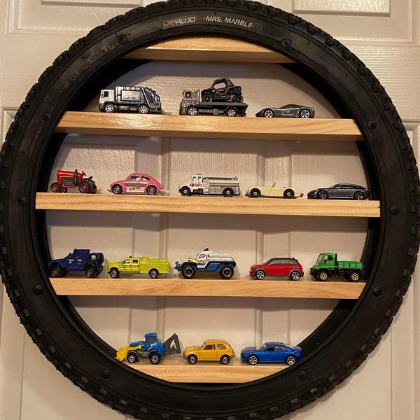 Extremely Popular - Toy car display with 18 cars
