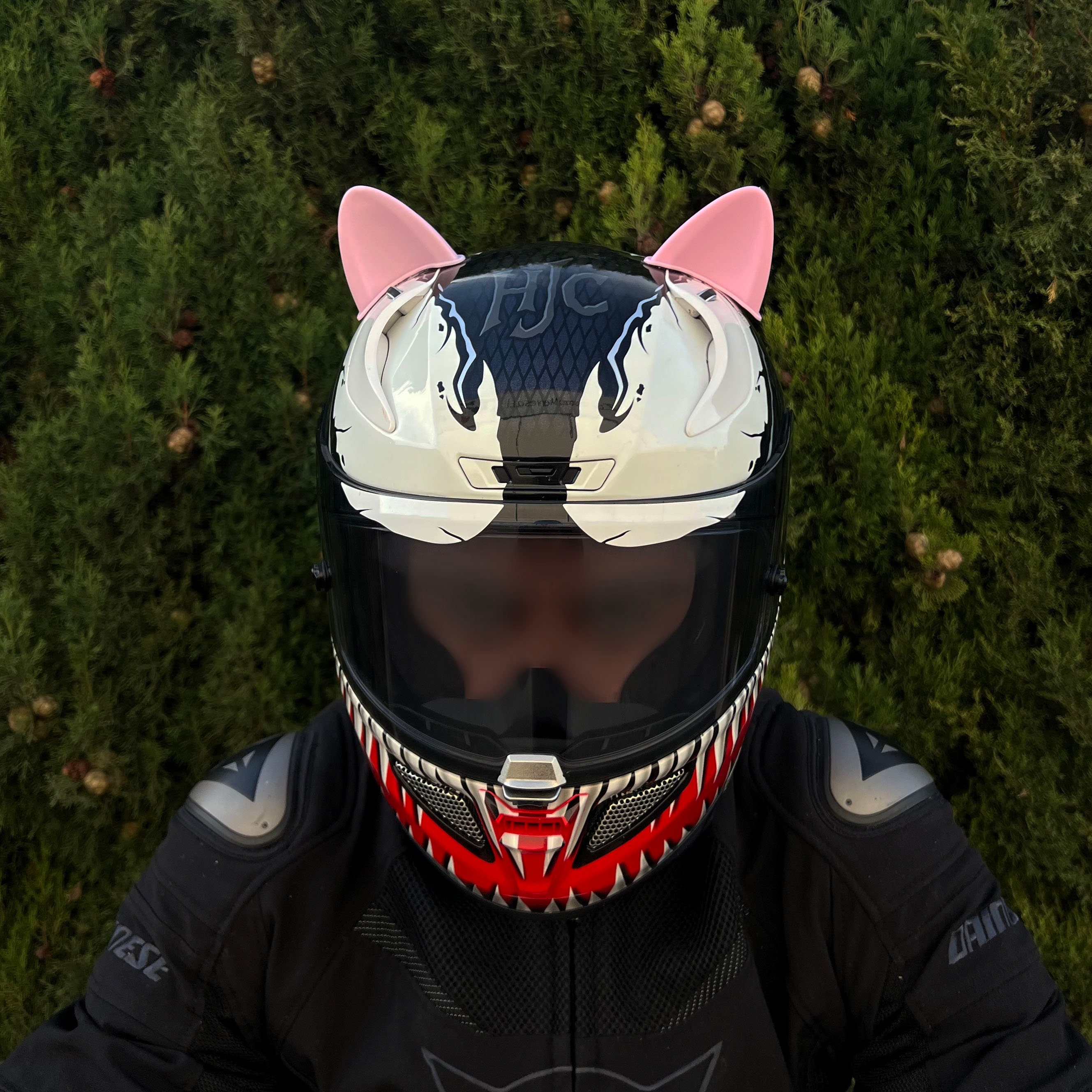 Llevar unas orejas de conejo o un Pikachu en el casco de la moto