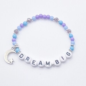 Pulseira de contas Dream Big com pingente de lua – Cristais roxos, azuis e cinza, pulseiras de afirmação, joias de energia positiva, energia 2025