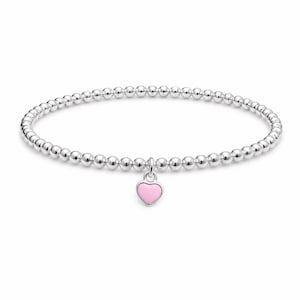 Puede incluir: Una pulsera de cuentas plateadas con un dije de corazón rosa. La pulsera está hecha de pequeñas cuentas redondas plateadas. El dije de corazón es de color rosa claro con un contorno plateado. Fondo blanco.