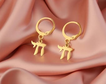 Pendientes hebreos Chai chapados en oro: un delicado regalo de joyería judía.