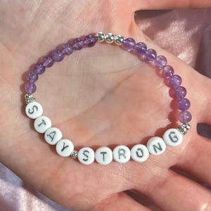 "Amethyst Armband ""Bleib stark"" - echter Edelstein mit silbernen Buchstabenperlen, Mentale Gesundheit, Amethyst Heilung Armband, positive Energie."