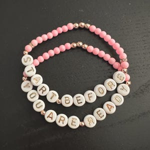 Let Theory Book ""Start Bevor Sie bereit sind"" Armband-Set - Roségold und rosa Glasperlen, inspiriert von Mel Robbins Zitat, inspirierend."
