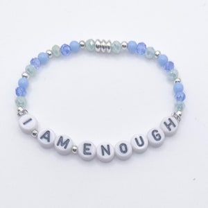 Pulseira I Am Enough com contas de cristal azul e detalhes banhados a prata, joias fortalecedoras, visão 2025, joias para saúde mental, boas vibrações