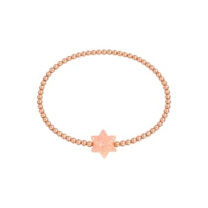 Puede incluir: Pulsera de cuentas de oro rosa con un dije de estrella de seis puntas. El dije de estrella tiene una apariencia rosa y brillante. La pulsera está hecha de pequeñas cuentas redondas.