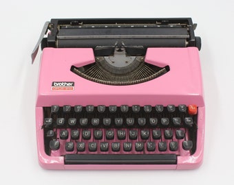 Máquina de escribir antigua, portátil, manual, Brother Deluxe 220, color rosa, original, totalmente funcional, regalo de San Valentín, reacondicionada.