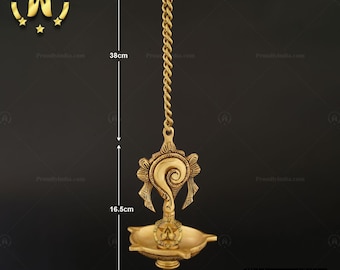 Peut inclure: Une lampe à huile suspendue dorée avec un design décoratif. La lampe mesure 16,5 cm de haut et possède une chaîne de 38 cm de long. La lampe pèse 0,740 kg.