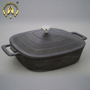 Puede incluir: Plato cuadrado para hornear de hierro fundido negro con tapa y pomo plateado. El plato tiene una superficie texturizada y está diseñado para cocinar y servir.