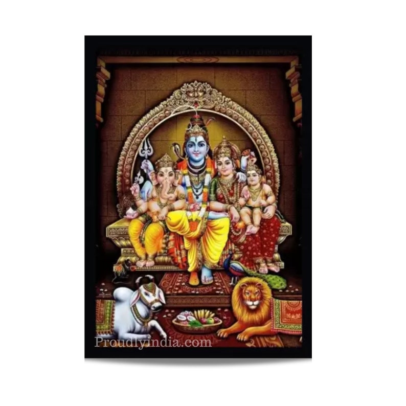 Puede incluir: Una pintura enmarcada que representa a una deidad hind&uacute;, Shiva, con su consorte Parvati y sus hijos Ganesha y Kartikeya. La familia est&aacute; sentada en un trono, rodeada de animales y flores. La pintura tiene un fondo dorado y un marco negro.