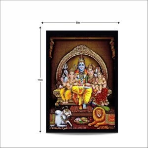 Puede incluir: Una impresi&oacute;n enmarcada de una deidad hind&uacute;, Shiva, con su familia. La impresi&oacute;n mide 35,56 cm de alto y 20,32 cm de ancho. La impresi&oacute;n presenta a Shiva, Parvati, Ganesha y Kartikeya. La impresi&oacute;n est&aacute; sobre un fondo dorado con un borde decorativo. La impresi&oacute;n est&aacute; enmarcada en negro.