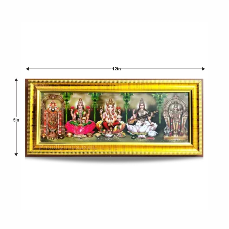 Puede incluir: Una impresi&oacute;n enmarcada de cinco deidades hind&uacute;es, incluyendo Ganesha, Lakshmi, Saraswati y otras dos. La impresi&oacute;n est&aacute; sobre un fondo dorado y tiene un marco dorado. El marco mide 30,5 cm de ancho y 12,7 cm de alto.