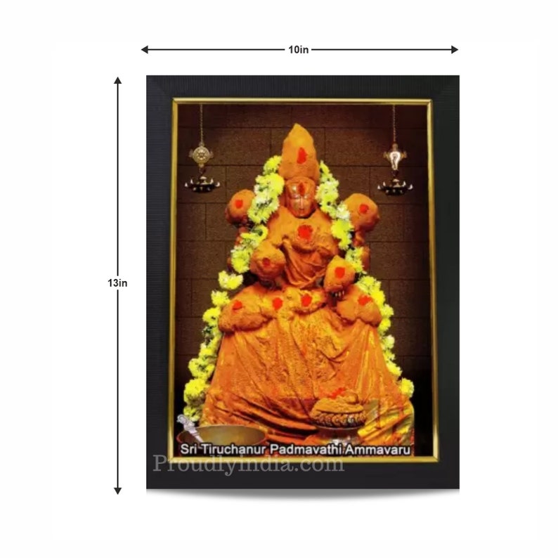 Puede incluir: Una imagen enmarcada de una deidad hind&uacute;, Sri Tiruchanoor Padmavathi Ammavaru, con una t&uacute;nica amarilla y naranja, rodeada de flores. La imagen mide 25,4 cm de ancho y 33 cm de alto.